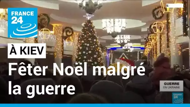 Fêter Noël malgré la guerre : à Kiev un sapin inauguré aux couleurs de l'Ukraine • FRANCE 24