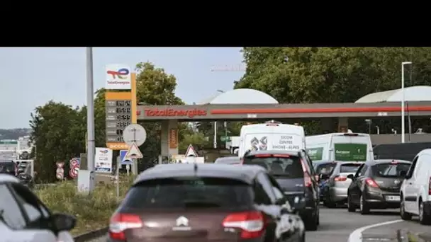 Retraites : la crainte de pénuries pousse les automobilistes à la pompe