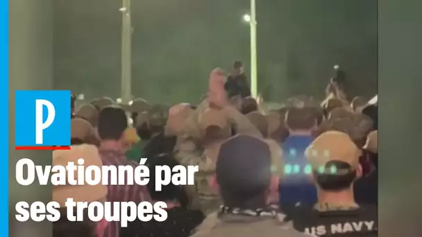 Limogé par le Pentagone, un capitaine américain acclamé en héros par ses troupes