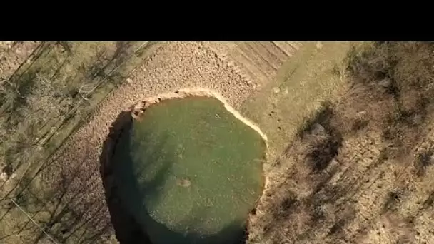 Étrange phénomène en Croatie : une centaine de trous géants apparaissent dans le paysage