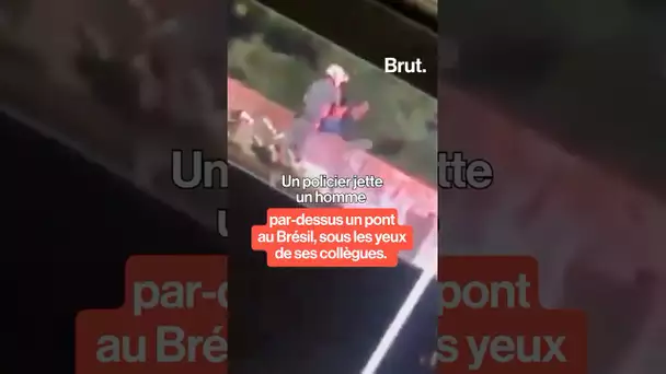 Un policier jette un homme par-dessus un pont au Brésil, sous les yeux de ses collègues.