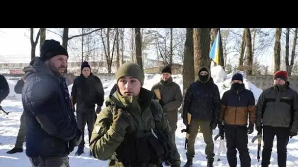 Qui sont ces volontaires internationaux qui viennent combattre en Ukraine ?