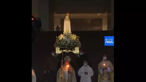 Avec les pèlerins, masqués, au sanctuaire de Fatima