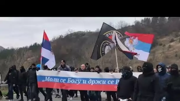 Des Serbes d'ultra-droite manifestent à la frontière du Kosovo