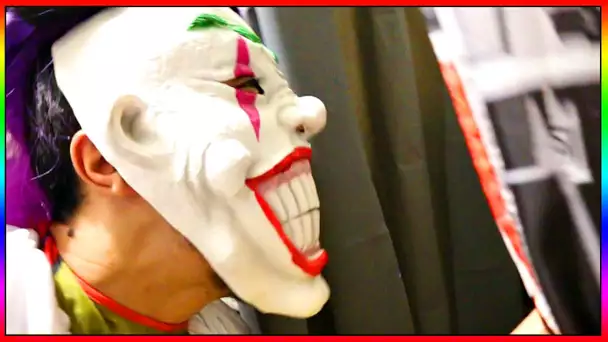 DÉGUISÉ EN CLOWN JE FAIT PEUR A LIA PENDANT QU'ELLE PREND SA DOUCHE - ELLE ME FRAPPE ET PLEURE !