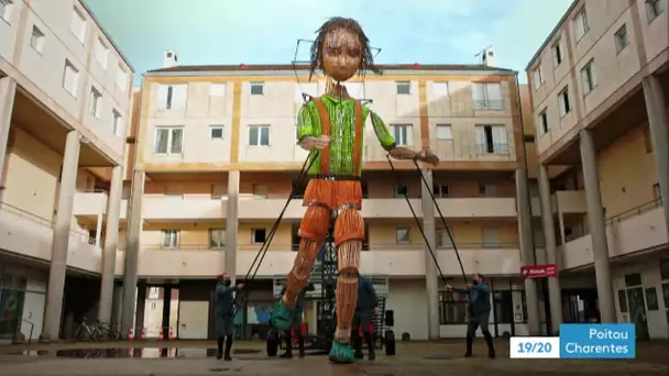 La compagnie "l'Homme debout" fait danser les poitevins avec la marionnette Lili