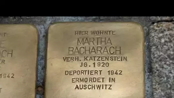 Il installe des plaques nominatives devant les domiciles de victimes de la Shoah