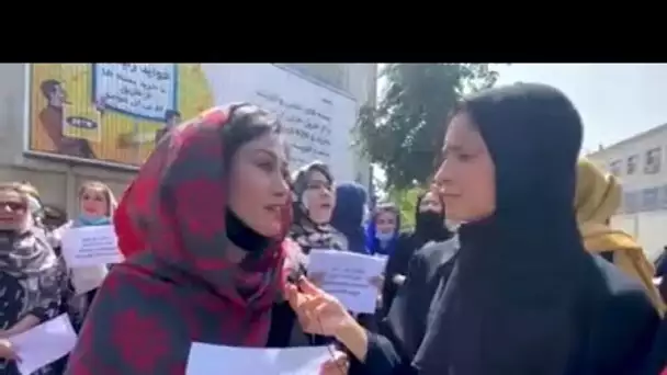 Fières et sans peur, des femmes afghanes marchent dans Kaboul pour le respect de leurs droits