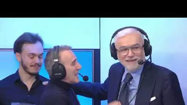 Pascal Praud fait une surprise à Elie Semoun et débarque en direct dans le studio..