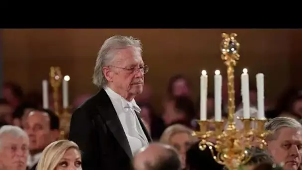 Le Nobel de littérature Peter Handke honoré et honni à Stockholm