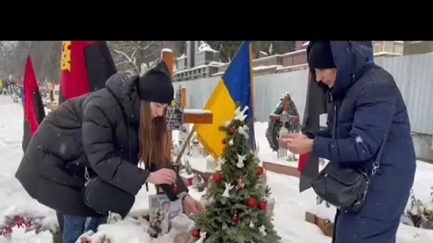 Ukraine : un arbre de Noël sur la tombe d'un soldat tué au combat