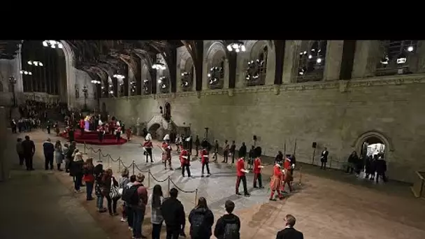 Hommage à Elizabeth II : le défilé des Britanniques à Westminster Hall