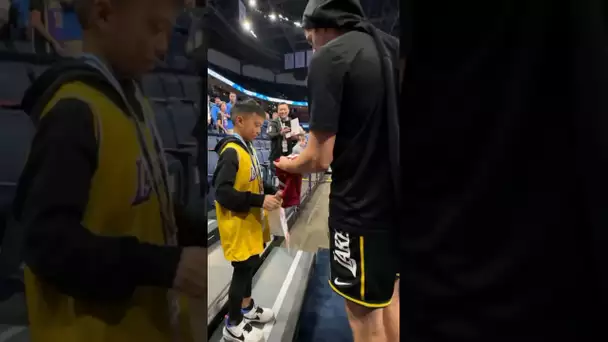 Austin Reaves made this young fan’s Christmas wish come true! 🎄❤️ #NBAXmas | #Shorts