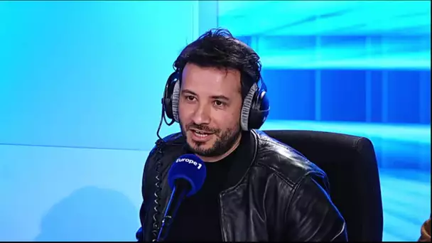 Pour Europe 1, Jean-Pierre Foucault se prête au jeu "Qui veut gagner des millions ?" en tant que.…