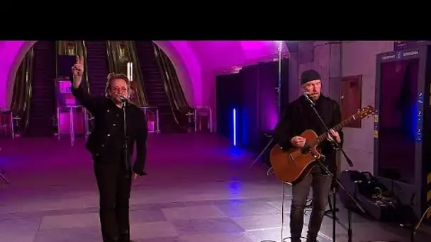 Le chanteur irlandais Bono en concert impromptu dans le métro de Kyiv