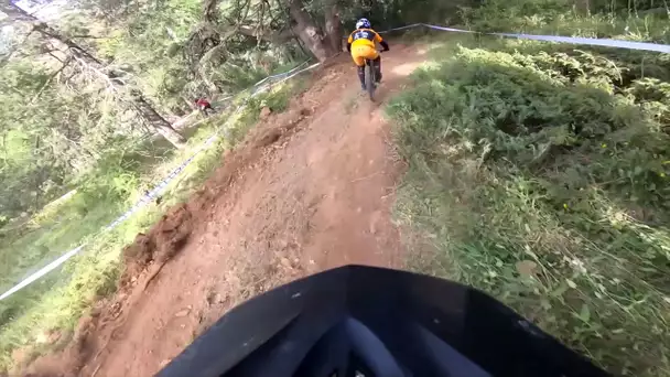 Vivez une descente en VTT dans la roue de Loïc Bruni à Valberg