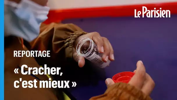 Tests salivaires à l’école : « Je préfère cracher, ça fait moins mal que le coton-tige dans