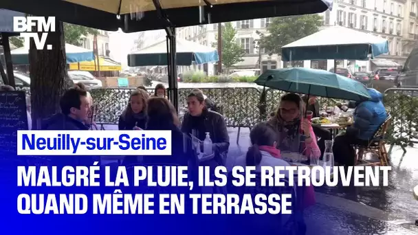 Malgré une pluie battante, ils se retrouvent quand même pour la réouverture des terrasses