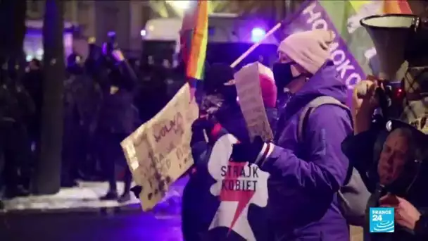 En Pologne, la quasi-interdiction de l'avortement entre en vigueur, des milliers de manifestants