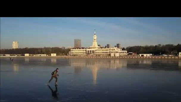 En patins sur un miroir de glace à Moscou