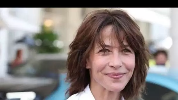 Petite culotte et seins nus en couverture du ELLE… quand Sophie Marceau surprend !