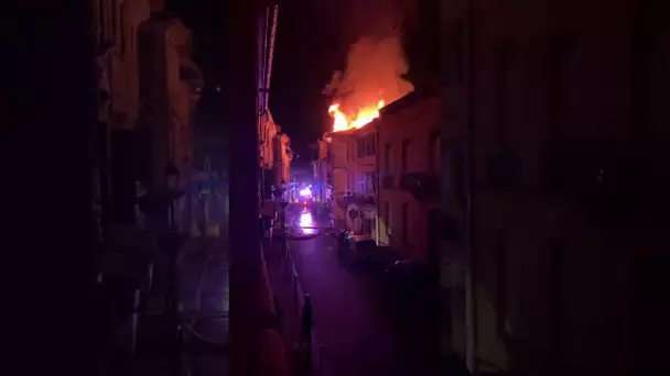 A Cazères, au sud de Toulouse, un immeuble menace de s'effondrer après un incendie