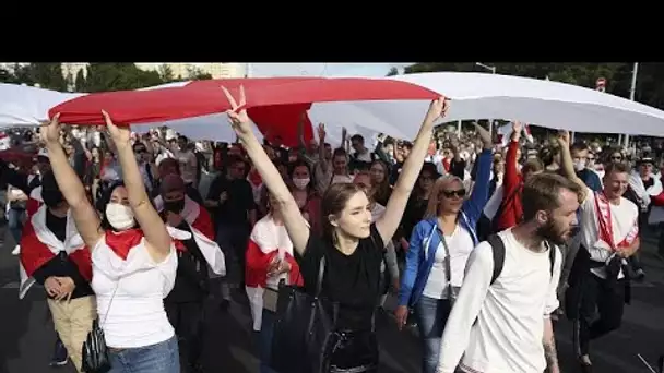 Des dizaines de milliers de manifestants à Minsk, près de 400 arrestations