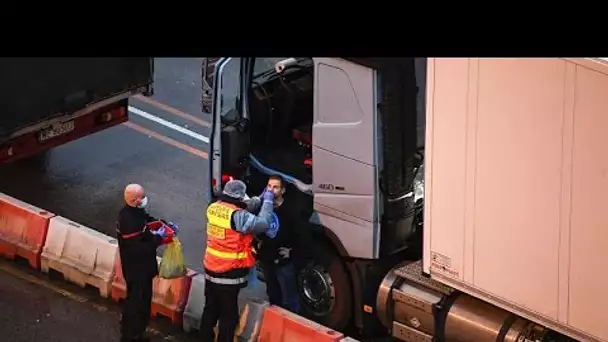 Triste Noël pour des milliers de chauffeurs routiers bloqués à Douvres