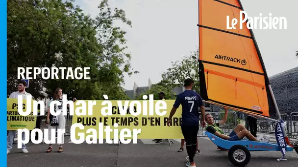 PSG : Greenpeace offre un char à voile à Christophe Galtier au pied du Parc des Princes