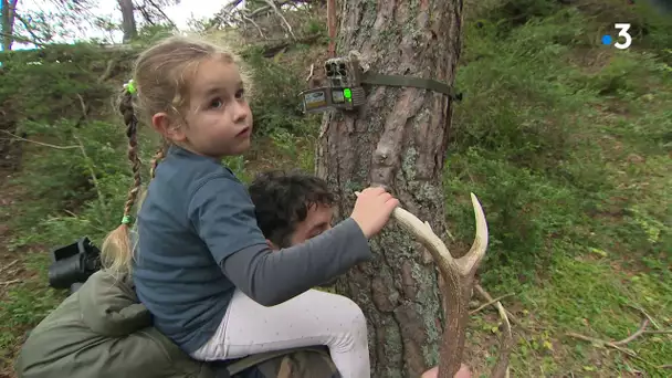 Naïs et son père sont partis sur les traces des loups du parc du Mercantour pour un documentaire