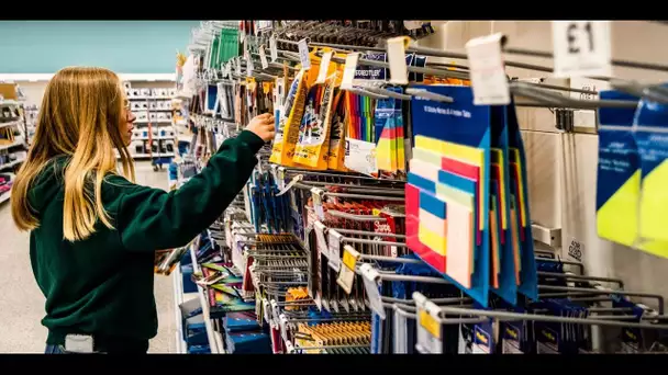 «C’est indéniablement plus cher» : les parents face à la hausse du prix des courses scolaires