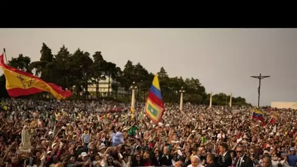 Portugal: le pape en visite éclair à Fatima devant 200 000 fidèles