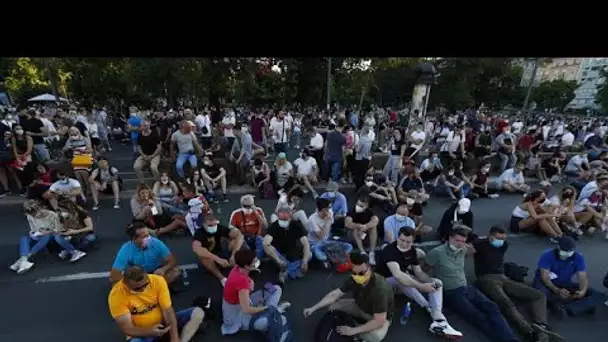 Manifestation pacifique devant le parlement serbe à Belgrade