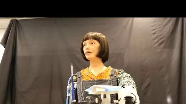 Un robot humanoïde peint des portraits grâce à l'intelligence artificielle