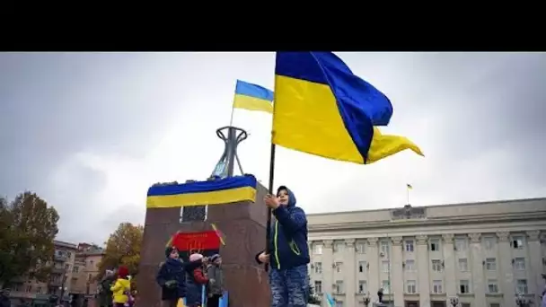 De Kherson à Kyiv, le drapeau ukrainien brandi fièrement