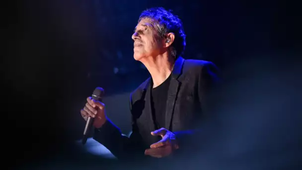 VIDÉO - «Je chante pour lui dire que je l'aime» : l'hommage émouvant de Julien Clerc à son frère …