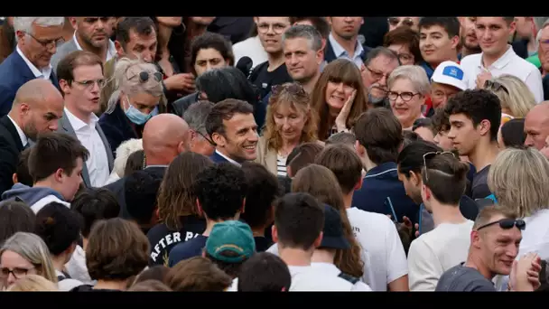 Emmanuel Macron félicite une féministe voilée, a-t-il bien fait ?