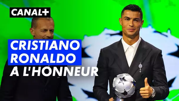 Cristiano Ronaldo reçoit le trophée du meilleur buteur de l'histoire de Ligue des CHampions