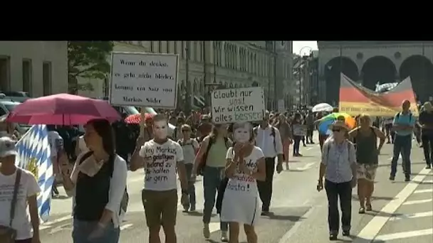 Les anti-masques défilent à Munich et Varsovie