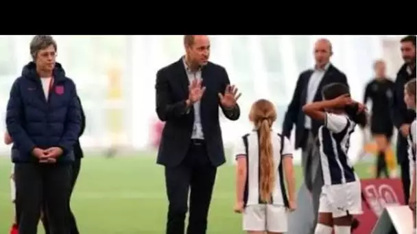 Le prince William prononce un discours devant de jeunes enfants lors d'une visite émouvante à St Geo