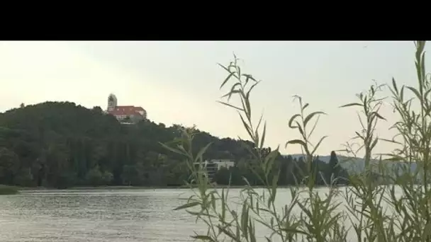 En Hongrie, des centaines de manifestants se mobilisent pour préserver leur presqu'île