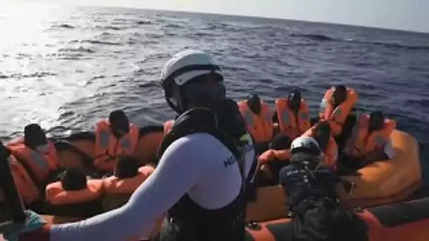 Méditerranée : plusieurs centaines de réfugiés attendent toujours un "port sûr" pour débarquer …