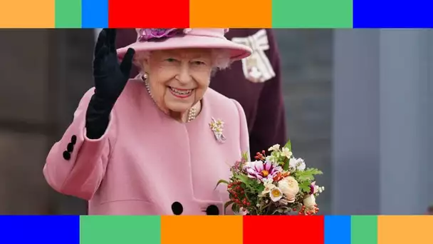 Reine Elizabeth II  élégante en rose malgré la canne à la main