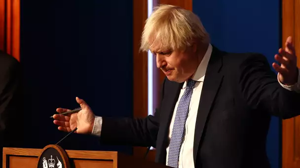 Covid-19 : Boris Johnson durcit les mesures, certains demandent sa démission