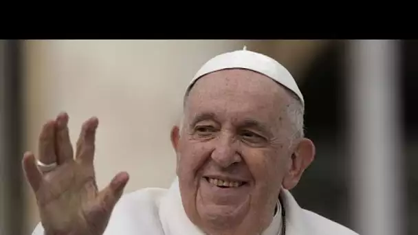 Le pape François, hospitalisé à Rome, va mieux et "a repris le travail"