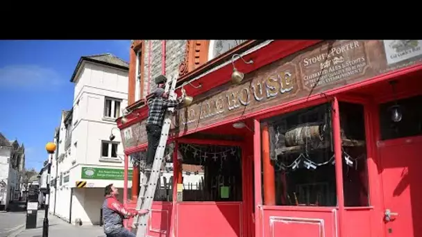 Terrasses de pubs et coiffeurs rouvrent au Royaume-Uni après un hiver confiné