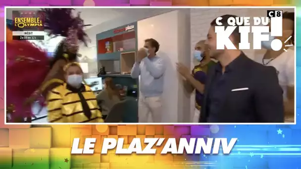 Cyril Hanouna souhaite un joyeux anniversaire à Stéphane Plaza dans une de ses agences !