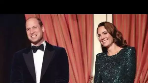 PHOTO Kate Middleton et le prince William dévoilent leur cliché de famille de Noël...