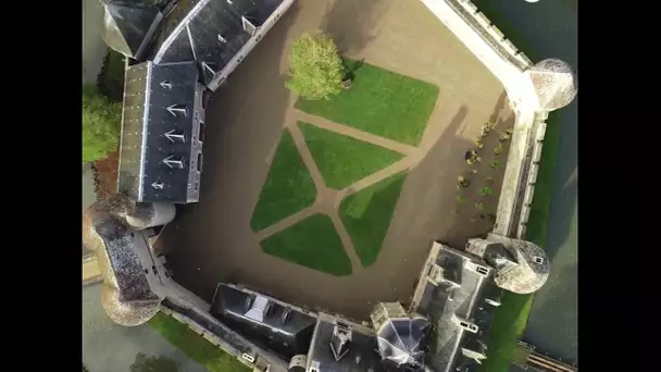 Vu du ciel : le château d&#039;Ainay-le-Vieil, 'le petit Carcassonne'