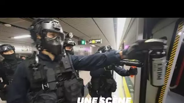 À Hong Kong, cette violente intervention de policiers dans le métro indigne